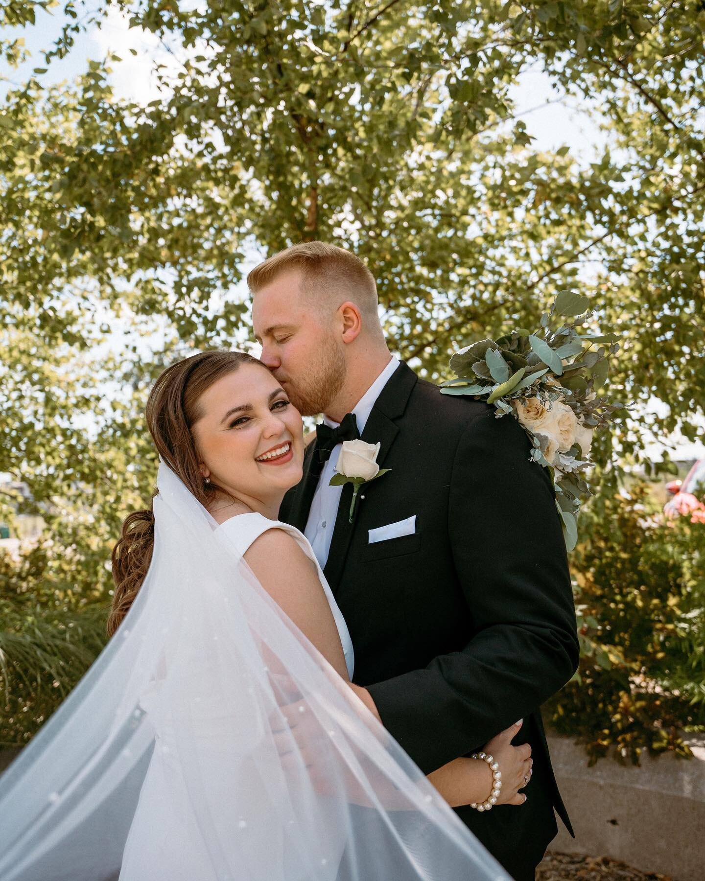 Two of my favorites from this gorgeous summer wedding&hellip; I can&rsquo;t believe Bailey + Nick have been married a month already!! 
&bull;
&bull;
&bull;
#allisonkleinphotography #photographer #omahaweddingphotography #omahawedding #omaha #nebraska